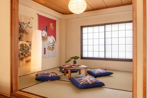 A 5-minute walk from the station 5 minutes by train to Shinjuku Station 萩尾ビル四階五階