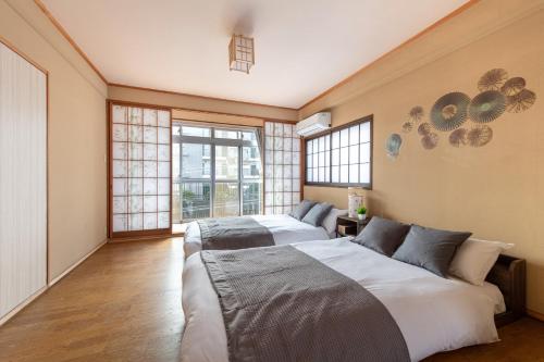 A 5-minute walk from the station 5 minutes by train to Shinjuku Station 萩尾ビル四階五階