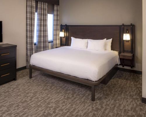 Postel nebo postele na pokoji v ubytování Homewood Suites by Hilton Jackson