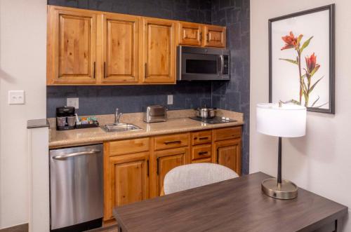 Kuchyň nebo kuchyňský kout v ubytování Homewood Suites by Hilton Jackson