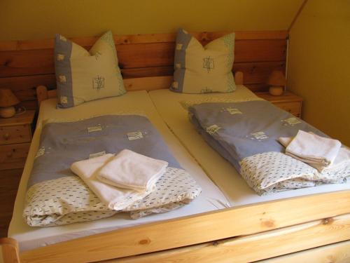 2 camas individuales con sábanas azules y almohadas. en Bismarckschänke en Burg