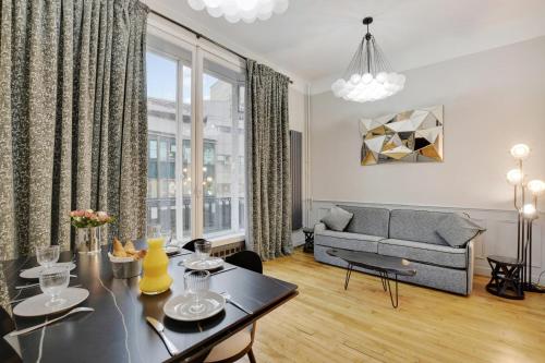 un salon avec une table et un canapé dans l'établissement Marais Lovely, à Paris