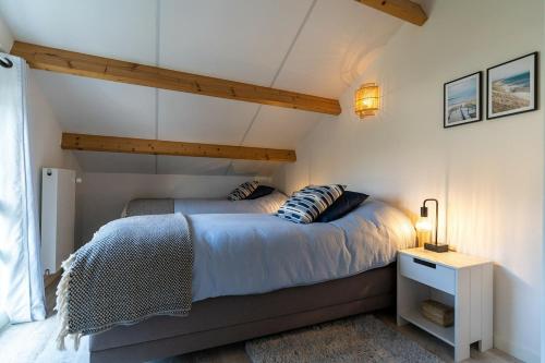 a bedroom with a bed in a attic at Veermansplaat 27 - Noordzeepark Ouddorp in Ouddorp