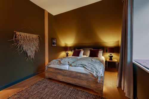 a bedroom with a large bed in a room at Hof Bissee Nature Hideaway Guesthouse "Corn Barn" in Bissee