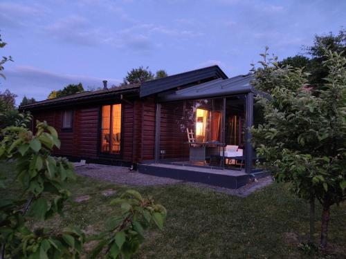 a log cabin with a view of the backyard at Ferienhaus Diemelsee-Sudeck in Diemelsee