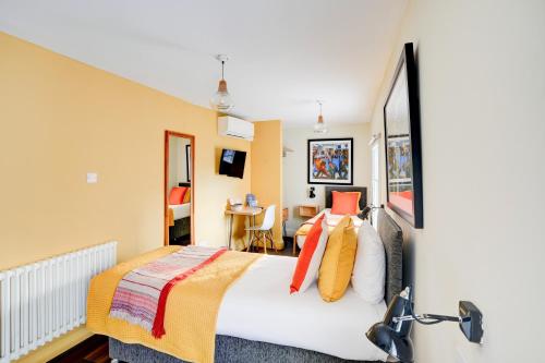 a bedroom with a large bed in a room at Dancenter Southwark Near London Bridge in London
