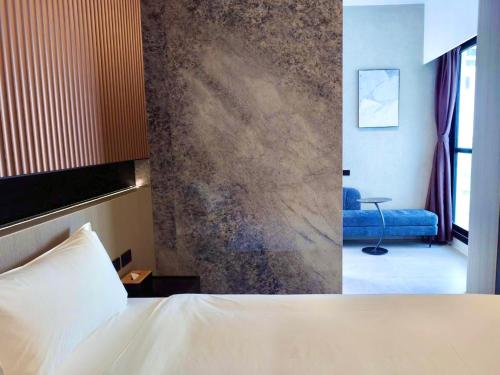 a hotel room with a bed and a window at Anchorage Lodge in Jian