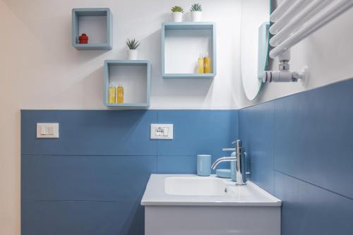 A bathroom at CaseOspitali - Daimò, delizioso bilocale Fiera perfetto per 5