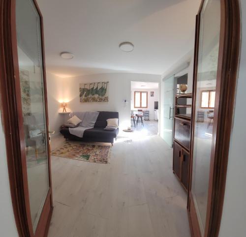 un salon avec un canapé et un miroir dans l'établissement Séjour détente pour toute la famille, à Martigues