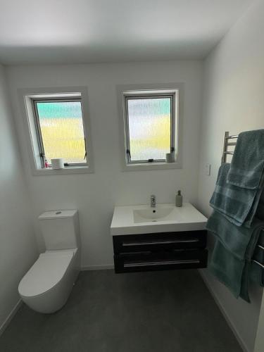 Un baño de Coastal comfort, close to beach & eateries