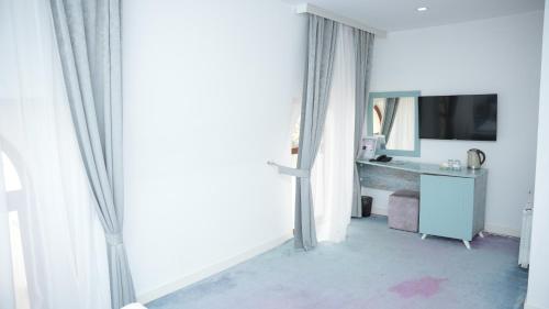 TV a/nebo společenská místnost v ubytování Maricel Astara Resort Hotel