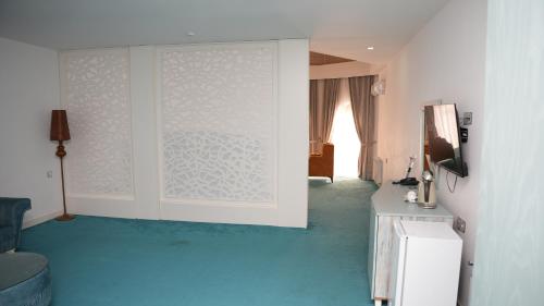 TV a/nebo společenská místnost v ubytování Maricel Astara Resort Hotel