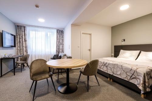Postel nebo postele na pokoji v ubytování Harmony Club Hotel