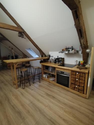 - une cuisine avec un comptoir et une table dans une pièce dans l'établissement Appartement cœur de ville, studio artistique, à Laon
