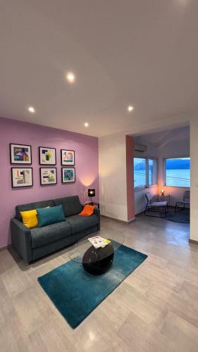 un salon avec un canapé et une table en verre dans l'établissement Appartement vu sur mer, à La Seyne-sur-Mer