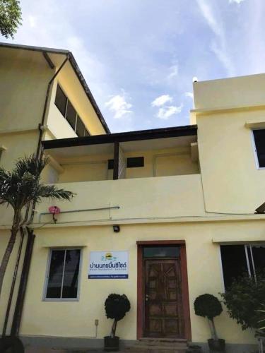 a building with a door in front of it at Baan Nokkamin Seaside in Hua Hin - บ้านนกขมิ้นซีไซด์ หัวหิน in Hua Hin