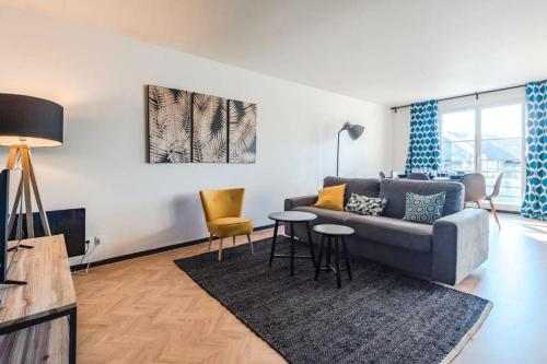 un salon avec un canapé et une table dans l'établissement Cosy apartment Disneyland BMYGUEST, à Serris