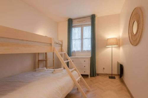 une chambre avec un lit superposé et une fenêtre dans l'établissement Cosy apartment Disneyland BMYGUEST, à Serris