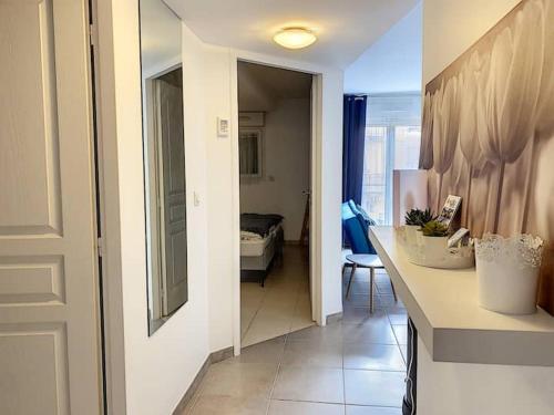 une chambre avec un couloir et une chambre avec une autre chambre dans l'établissement Bel appartement spacieux Sainte-Maxime Centre ville, à Sainte-Maxime
