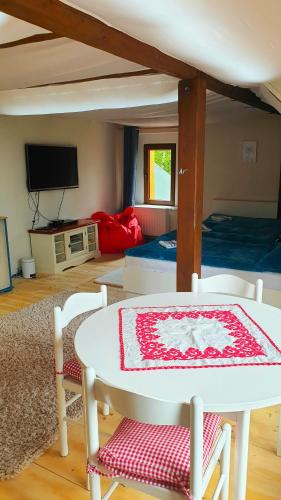 Televisyen dan/atau pusat hiburan di Five maple home for families and wild nature lovers