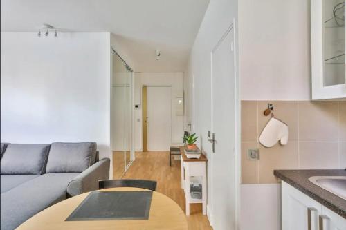 un salon avec un canapé et une table dans l'établissement Modern flat 5min parc des Princes -15min Trocadéro, à Boulogne-Billancourt