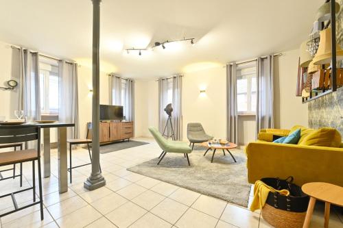 a living room with a couch and a table at Le Repos de l'aventurier in Mommenheim