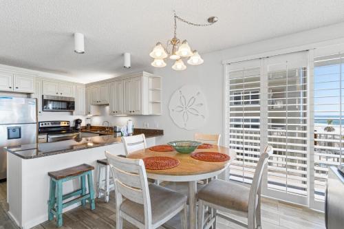 eine Küche und ein Esszimmer mit Tisch und Stühlen in der Unterkunft Romar Place Condos in Orange Beach