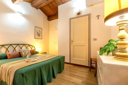 Un dormitorio con una cama y una mesa con una lámpara. en SARDINIA RE - Loft Antica Italia, en Sassari