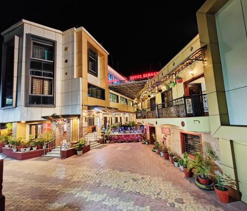 an empty courtyard of a building with potted plants at Hotel Saraswati in Mount Ābu