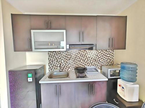 Strategic 2BR Gading MOI Apt with Wi-Fi, Pool & Gym by 2ndHomeにあるキッチンまたは簡易キッチン