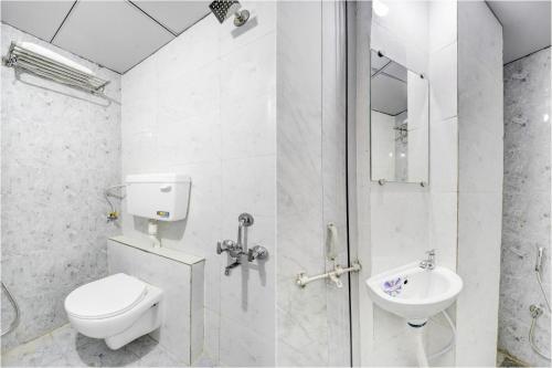 Koupelna v ubytování Hotel Silk, Premier Budget Friendly Luxury Hotel In Surat, Perfect For Families, Couples and Business Travelers