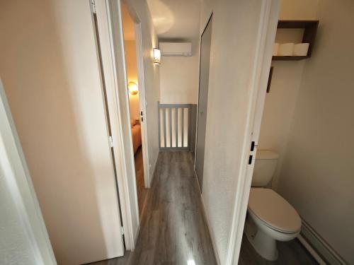 une petite salle de bains avec toilettes et un couloir dans l'établissement Villa Port Vénus Dolce Vita, au Cap d'Agde