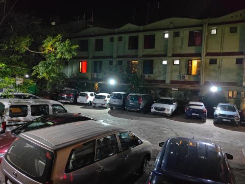 a bunch of cars parked in a parking lot at night at Hotel Saraswati in Mount Ābu