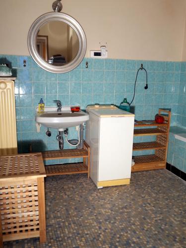 une salle de bain avec un lavabo et un miroir dans l'établissement Maison de Jeanne, à Eschau