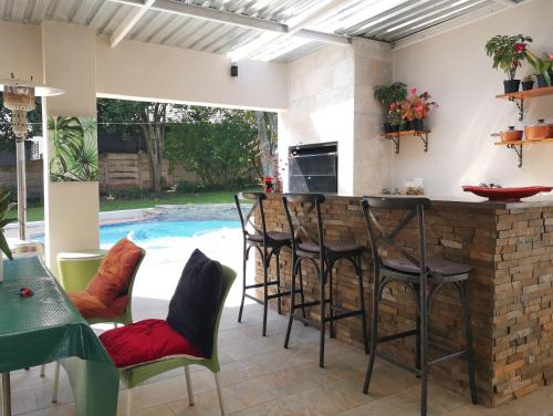 Πισίνα στο ή κοντά στο Home Away from Home - Deluxe Queen & Twin Apartment