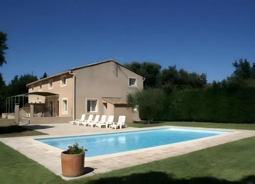 une villa avec piscine devant une maison dans l'établissement Mas de la Crozette, à Monteux
