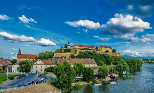 une ville sur une colline à côté de la rivière dans l'établissement Varad INN, à Novi Sad