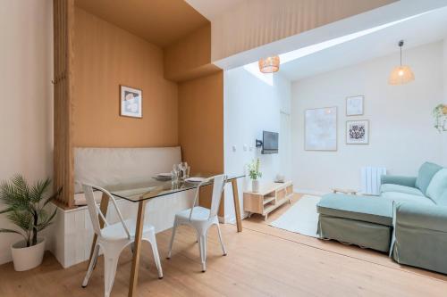 un salon avec une table et un canapé dans l'établissement Appartement une chambre sur la place Sébastopol, à Lille