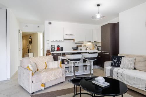 un salon avec un canapé et une table dans l'établissement Nice Luxury, à Nice