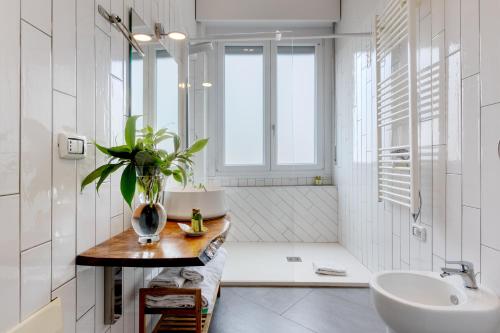 a bathroom with a sink and a toilet and a tub at Centro storico via Sassari Accommodation in Cagliari