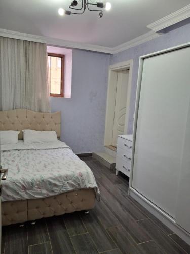 a bedroom with a bed and a large mirror at Antalyanın kalbinde teraslı odalar in Antalya