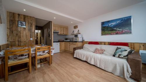 une chambre avec un lit et une cuisine dans l'établissement Les Marmottes N14 - ST4, à Allos