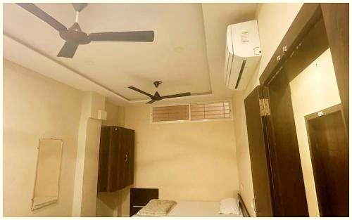 Fotografie z fotogalerie ubytování UJJAIN BUDGET HOTEL - R U D R A - S A G A R - Near Mahakal Temple - Railway Station - River - Free Parking and Wi- Fi - Power Backup - Hotel-At-Prime-Location Spacious-Room - BEST HOMESTAY IN UJJAIN v destinaci Udždžain