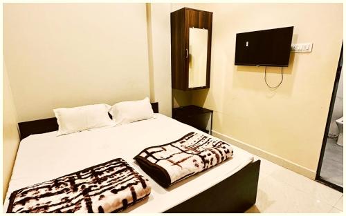 Postel nebo postele na pokoji v ubytování UJJAIN BUDGET HOTEL - R U D R A - S A G A R - Near Mahakal Temple - Railway Station - River - Free Parking and Wi- Fi - Power Backup - Hotel-At-Prime-Location Spacious-Room - BEST HOMESTAY IN UJJAIN