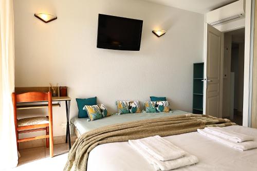 Una cama o camas en una habitación de T2 Dolce Vita - Vue Mer, Piscine & Plage