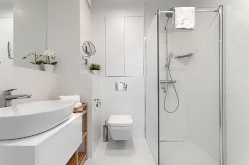 Un baño con ducha, inodoro y lavabo. en Your Holidays Waves D648 z widokiem na morze, en Międzyzdroje