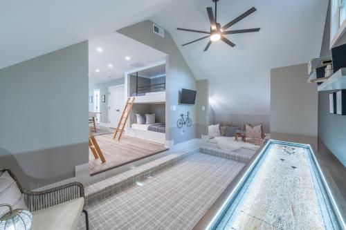 TV a/nebo společenská místnost v ubytování Channel Marker Exclusive Lakefront Home wHot Tub Custom Bunk Room Dock Optional Boat Rental 1418