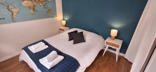 Cette petite chambre comprend un lit avec un mur bleu. dans l'établissement Appartement calme aux Prébendes, à Tours