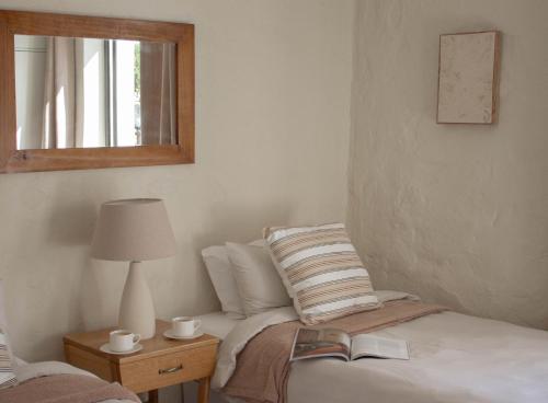 En eller flere senge i et værelse på Three Streams Cottages