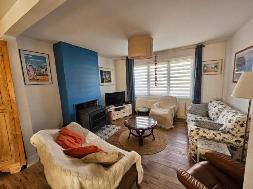 un salon avec un canapé et une table dans l'établissement Maison familiale de vacances, à Bray-Dunes